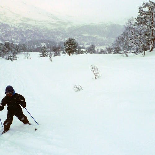 For at en tur skal bli mislykket, så anbefales bakglatte ski, ingen latter og masse masing på barna. (foto: AMP)