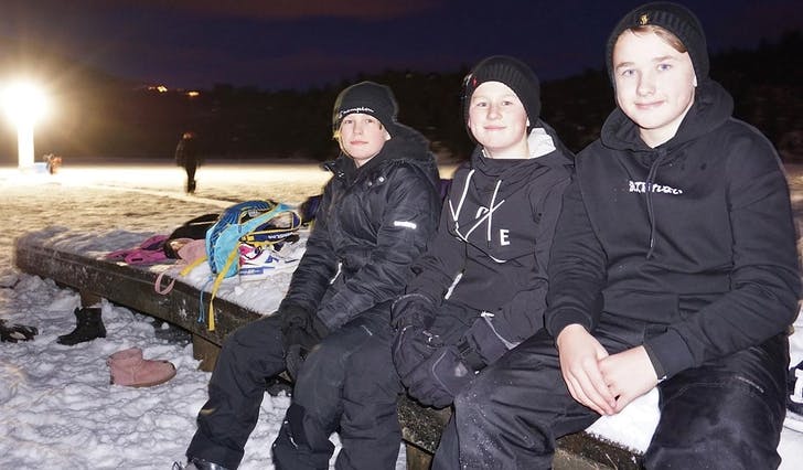 F.v.: Lasse Heimdal Haugland, Emil Lyssand og Linus Fløysand gjekk rett frå Ulven til Banktjørn då isen fekk lys. (Foto: Kjetil Vasby Bruarøy)