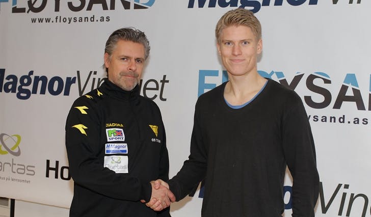 Midtbanespelar Marius H. Mikkelsen (21) er klar for Os. I dag signerte han med sportssjef Lars Bakkerud. (Foto: Kjetil Vasby Bruarøy)