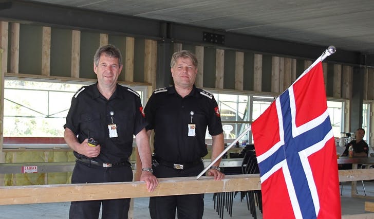 Brannsjef Stein Gjøsund (t.h.) og varabrannsjef Arne Monsen under kranselaget onsdag. (Foto: Kjetil Vasby Bruarøy)