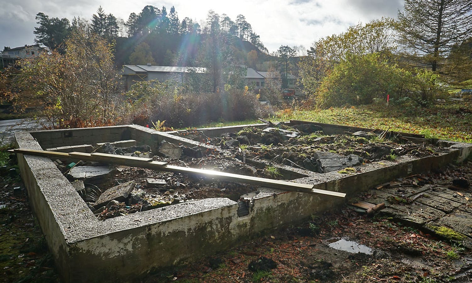 Den gamle hytta er demonter og gjeve vekk til nokon som vil bygga i Nord-Noreg. (Foto: KVB)