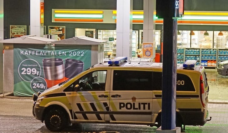 Med nattopen 7 Eleven hender det politiet må svinga innom og justera åtferda til dei feststemte. (Arkivfoto: Kjetil Vasby Bruarøy)