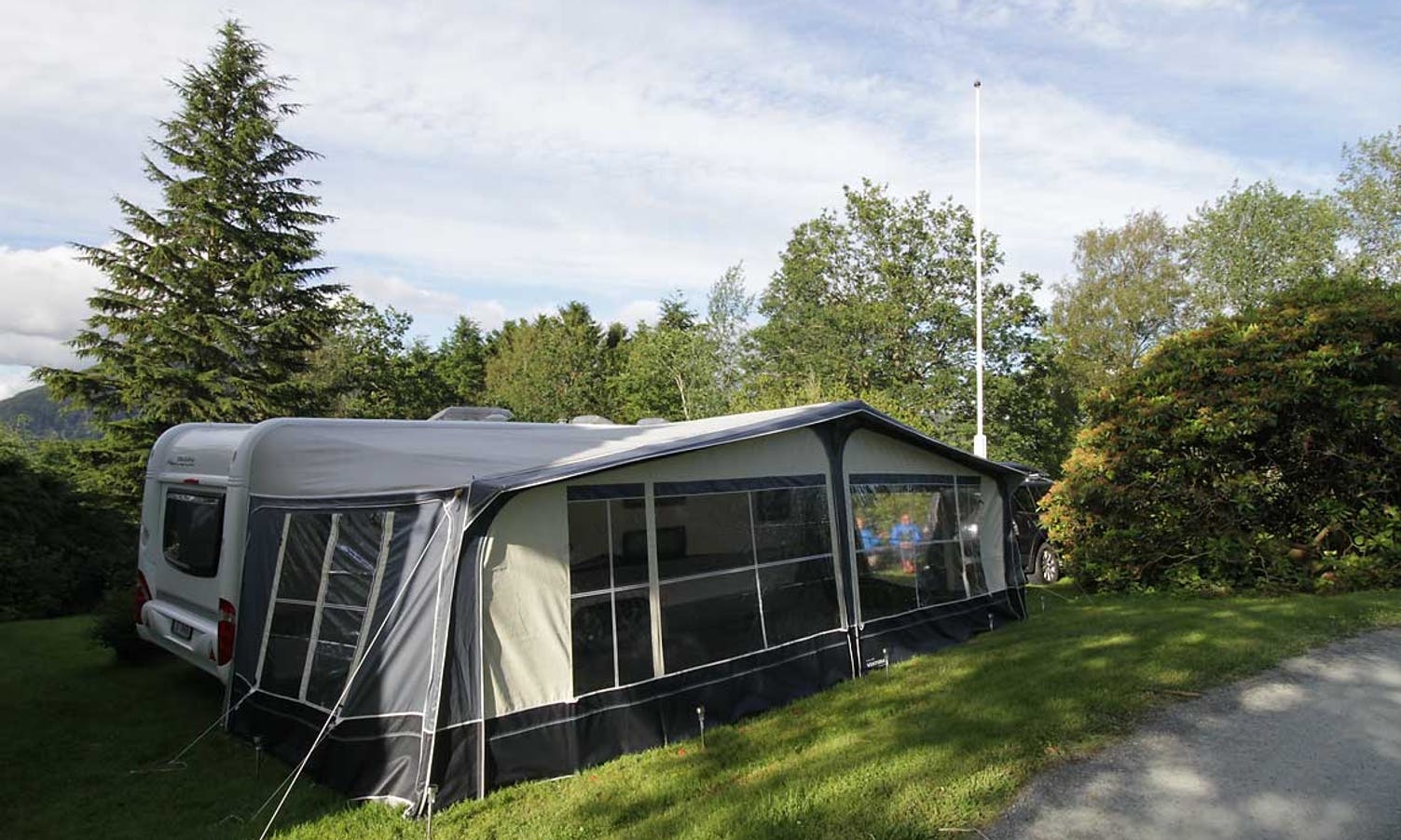 Både telt, bubilar og campingvogn er på plass på Kuven. (Foto: Kjetil Vasby Bruarøy)