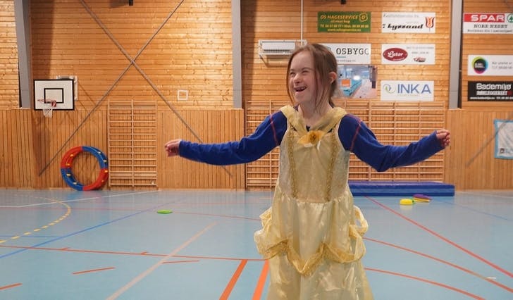Emma-Sofie var som ei prinsesse på treninga i hallen. (Foto: Susann Haukeland Børnes)