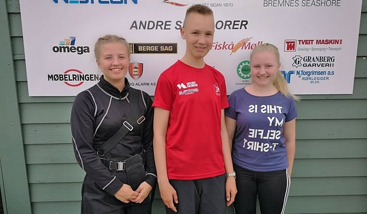 Adelheid Røttingen Møller (t.h.), her saman med Sofie Evensen og Daniel Myklebust Fjellstad på stemne i Ølen i sommar. (Foto: Os skyttarlag)