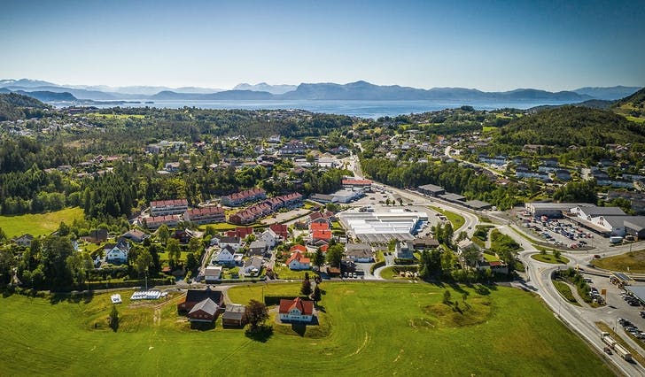 Osdalen sett frå lufta over Flaterås i 2019. (Foto: Privatmegleren)