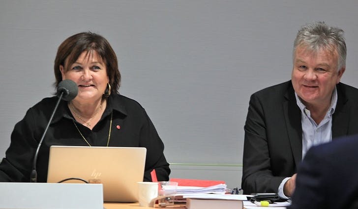 Ordførar Trine Lindborg (Ap) og varaordførar Mikal Leigland (Sp) i møtet tysdag. (Foto: Kjetil Vasby Bruarøy)