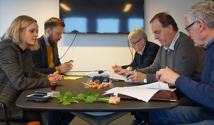 Ordførar og næringssjef fekk i dag signatur frå Anders Hjelle (Eirik Neverdal), Knut Jarle Aspenes og Paul Hans Sælen. (Foto: Kjetil Vasby Bruarøy)
