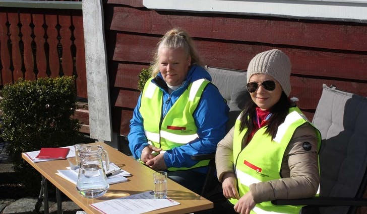 Hovudtillitsvald Jelena Markhus (t.h) og Wenche Norheim sat måndag morgon streikevakt utanfor Bjørnefjorden Gjestetun (foto: Andris Hamre)