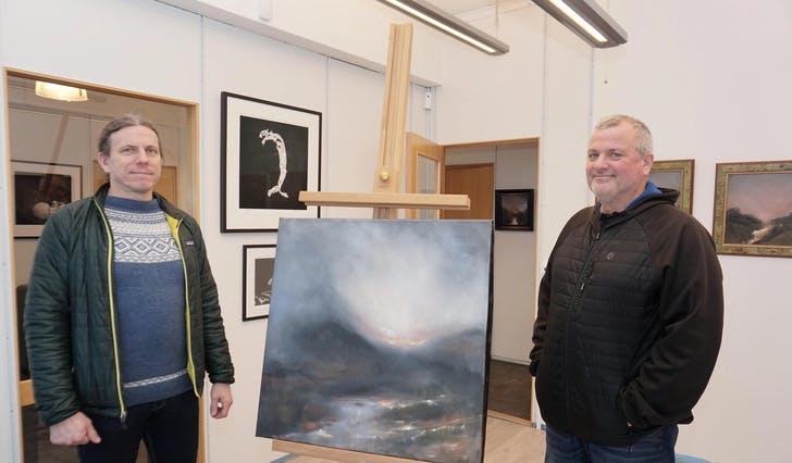 Helge (t.v.) og Bjørn stiller ut med foto og måleri i Landboden. (Foto: Kjetil Vasby Bruarøy)
