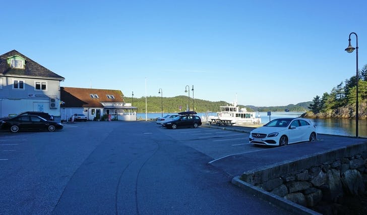 Til venstre har butikken 5 plassar for 30 minutt, på kaien er 11+1 plassar for inntil 3 timar. (Foto: Kjetil Vasby Bruarøy)