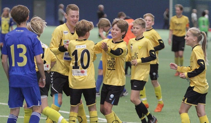 Sebastian Plätzer blir gratulert med tidleg 1-0-skåring i kvartfinalen til Os G13. (Foto: Kjetil Vasby Bruarøy)