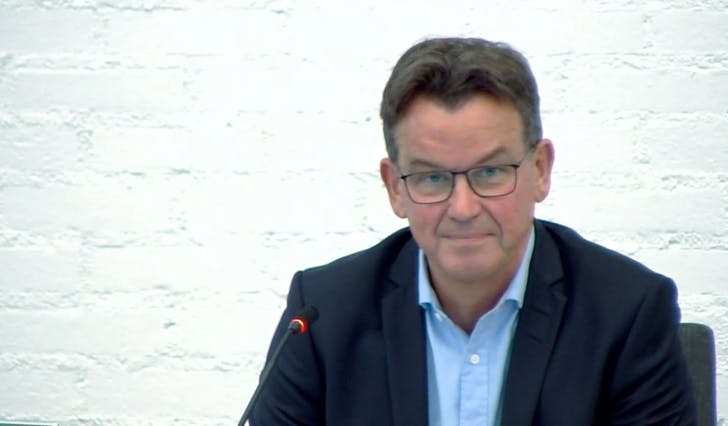 Fylkesdirektør Rune Haugsdal i gårsdagens møte. (Foto: frå sendinga til Vestland fylke)