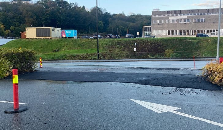 THE HEKK IS VEKK: No er det asfaltert rampe opp og ned av fortauet, så bussar kan snu på staden. (Foto: Kjetil Vasby Bruarøy)