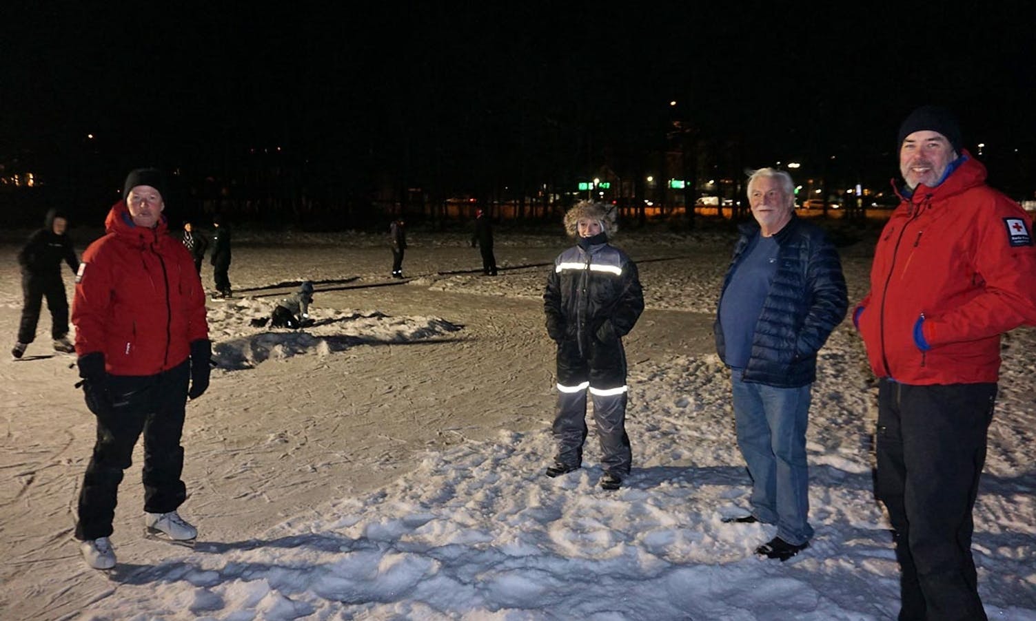 Gjengen frå Os Røde Kors sto tre timar på Banktjørn for å lysa opp isen. (Foto: KVB)