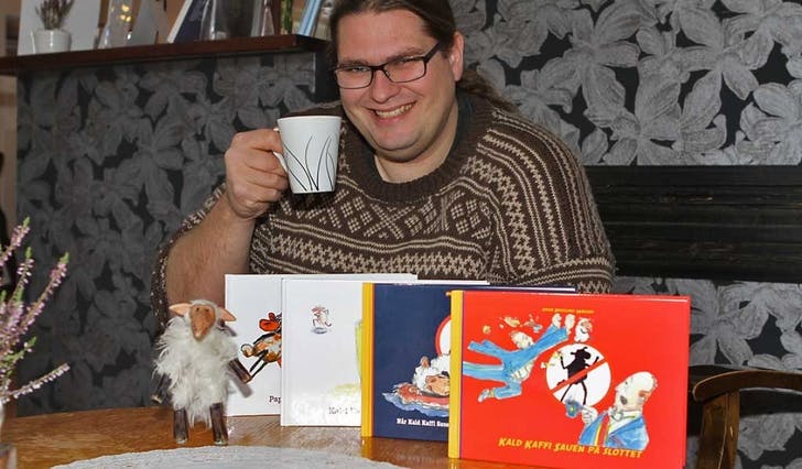 Forfattar Vidar Bratlund Mæland, Kald Kaffi Sauen og alle dei fire bøkene i serien som starta i 2009. (Foto: Kjetil Vasby Bruarøy)