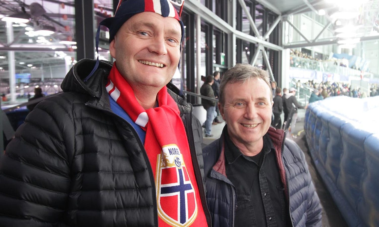 Vidar Hjelle og Jan Rotnes på plass ved isen. (Foto: KVB)