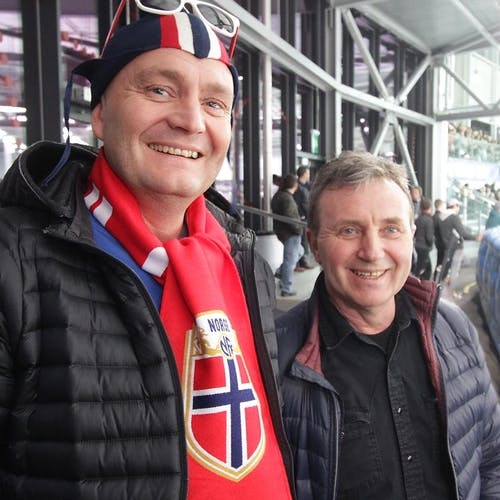 Vidar Hjelle og Jan Rotnes på plass ved isen. (Foto: KVB)