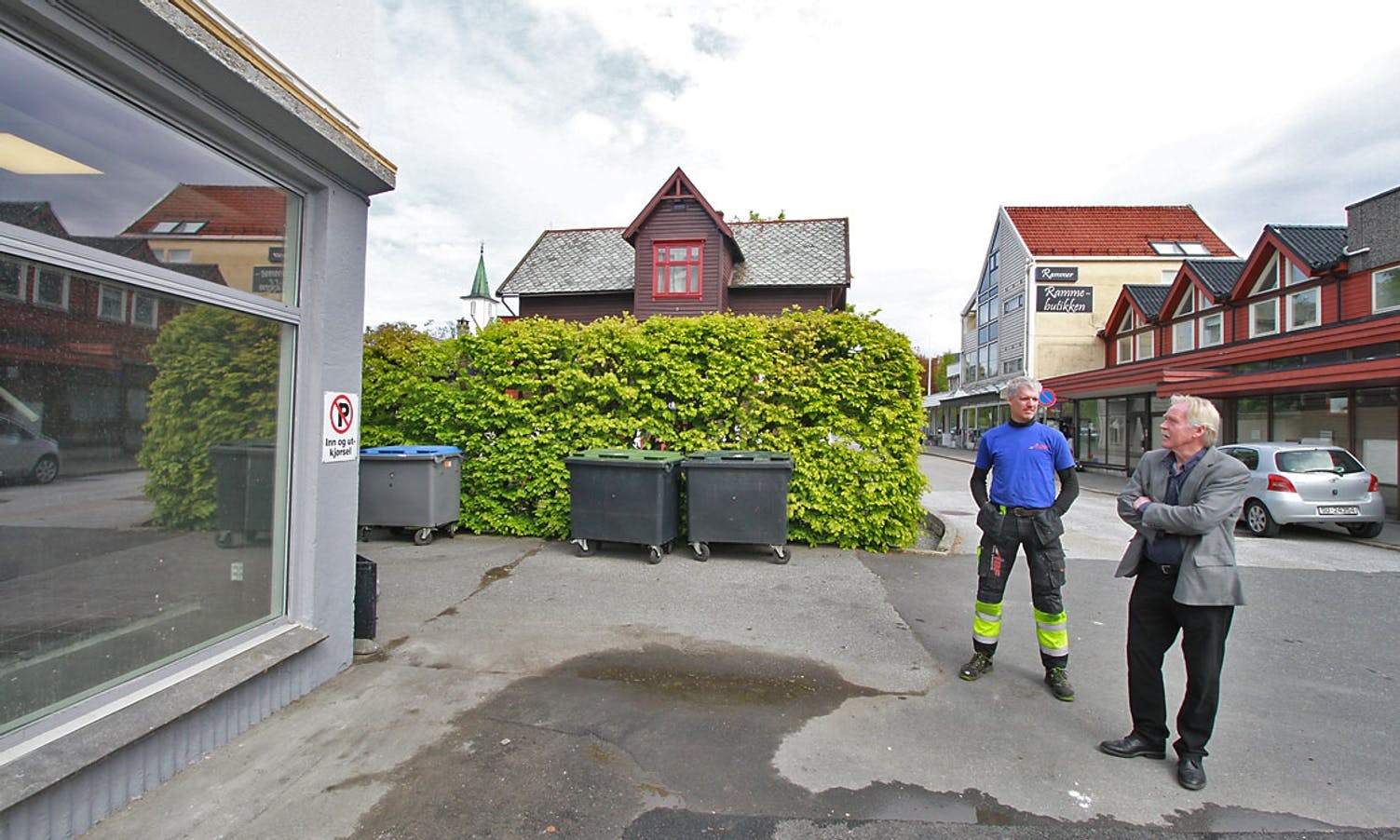 Ottar Randa (t.h) saman med Kai Bakke frå Åsane Byggmesterforretning AS. (Foto: KOG)