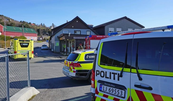 Politi og ambulanse rykte ut saman med brannvesenet. (Foto: Kjetil Vasby Bruarøy)