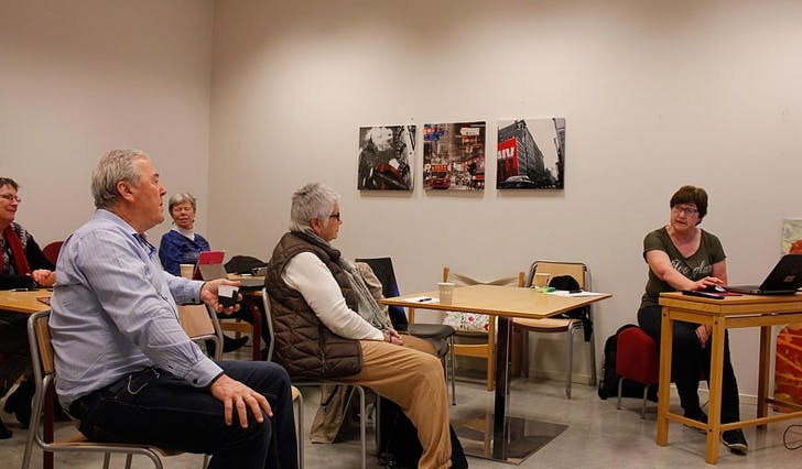 Ein lystig gjeng seniorar fekk ein snik-kikk på dei nye heimesidene til Os kommune som vert lansert 1. februar. (Foto: CV)