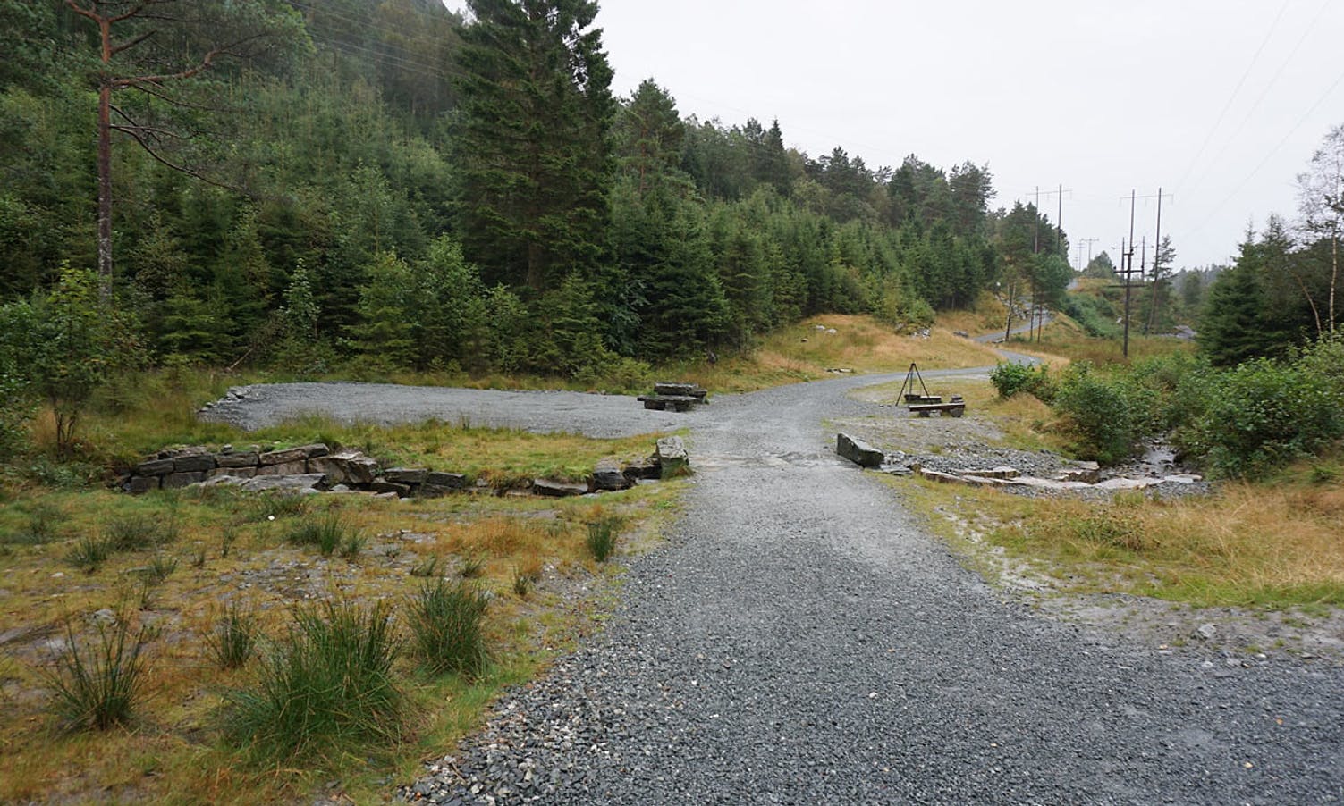 Rasteplassane er mykje brukt av turgåarar mellom Nordmarka og Tøsdal (foto: KVB)