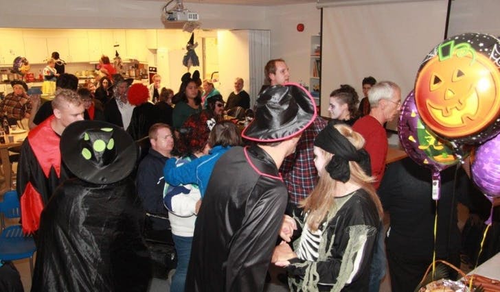 Stor stemning på Halloweenfest i Torsdagsklubben (privat foto)