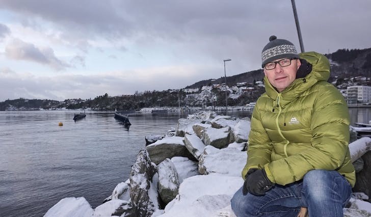 Arne-Richard Stadaas ved populære hummarfiskeområde langs moloane utanfor Os hamn. (Foto: Kjetil Vasby Bruarøy)