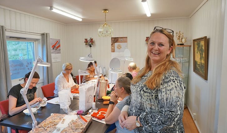 Catrine Bergesen held denne hausten kurs i perling til bunad. Foto: Kjetil Osablod Grønvigh