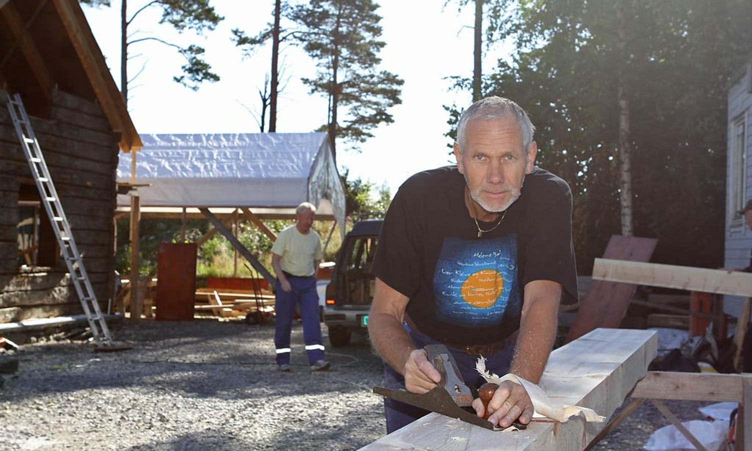 Byggmeister og ekspert på gamal byggeskikk, Ivar Gravdal, er hyra inn til å leia arbeidet. (Foto: KVB)