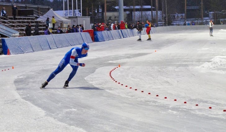 EMIL PÅ VEG TIL 2. PLASS: Utandørs-isen i Seinäjoki er mykje brukt til internasjonale konkurransar i juniorklassen. (Foto: Privat)