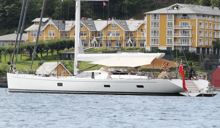Båten har også hatt andre namn enn Gitana. No ligg den utanfor Solstrand i finvêret. (Foto: Kjetil Vasby Bruarøy)