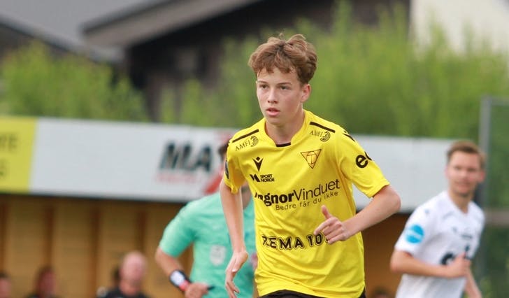 I fjor var han på banen i tre kampar for A-laget, her i debuten mot Øygarden i NM. (Foto: Kjetil Vasby Bruarøy) 