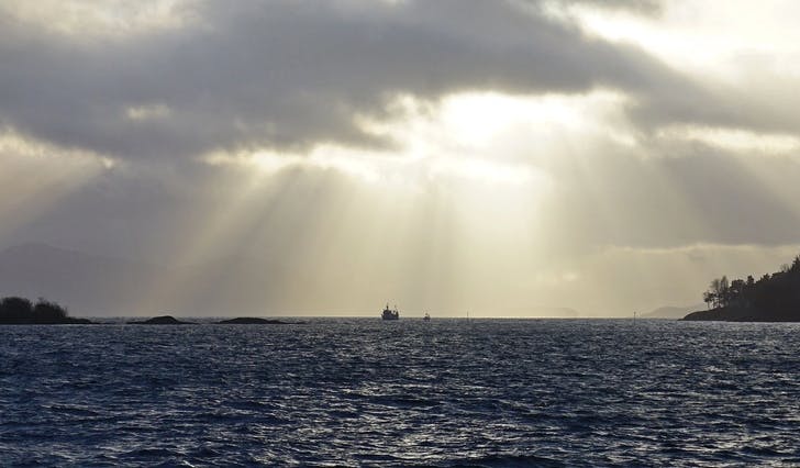 Bjørnafjorden med Raudholmane (t.v.) sett frå Mobergsvikjo 2. januar i fjor. Komande torsdag skal sola bryta gjennom igjen. (Foto: Kjetil Vasby Bruarøy)