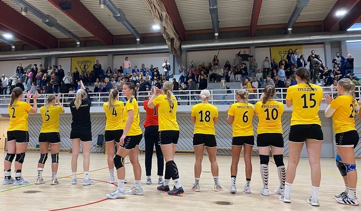 Spelarane takka ein ganske full tribune for støtta etter NM-kampen. (Foto: Kjetil Vasby Bruarøy)