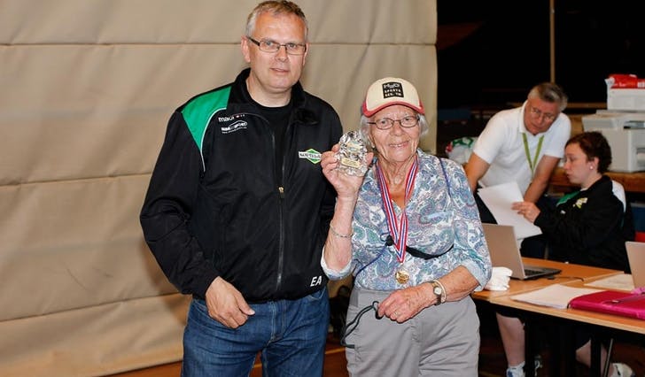 Erlend Andersen saman med Lotte Lise Scheie som fekk premien for eldste deltakar (foto: Andris Hamre)