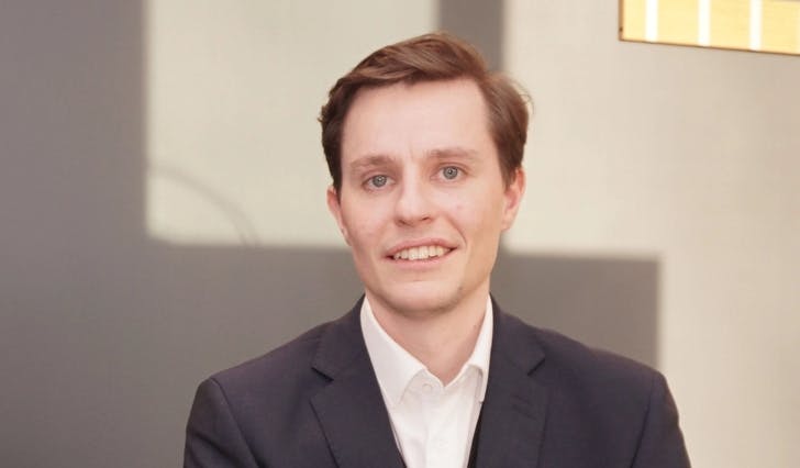 Benjamin Sigmundson Norenes, ny banksjef i Sparebanken Vest på Os, er i ferd med å dela ut sitt første kundeutbyte. (Foto: Kjetil Vasby Bruarøy)