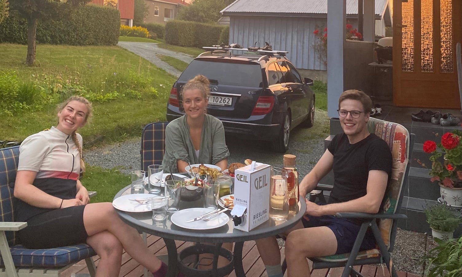 Grillmat hos venar i Trondheim. Ekstra godt etter ein unødvendig lang sykkeldag (Eirin prøvde seg som kartlesar)