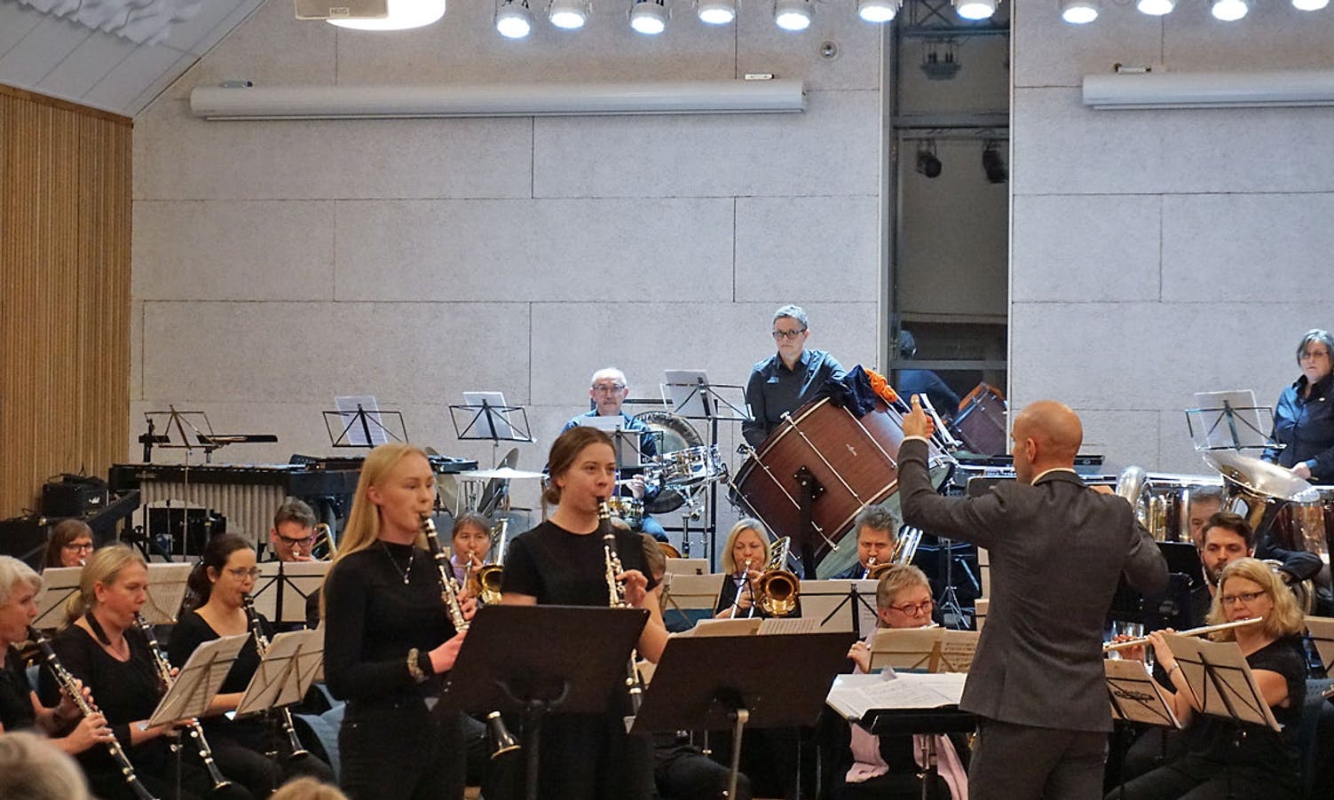 Regine Hatvik (t.v) og Kamilla Bentzen sat lista med glitrende klarinett-spel.  (Foto: KOG)