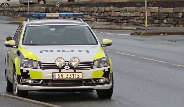Politiet på Byvegen ved Jordmorsvingen. (Arkivfoto: Kjetil Vasby Bruarøy)