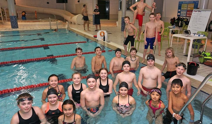 22 av dei oppunder 30 svømmarane i den rekordstore rekruttgruppa til Os Svømmeklubb. (Foto: Kjetil Vasby Bruarøy)