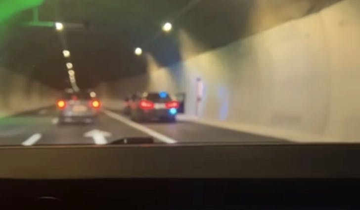 Politi i sivil i Lyshorntunnelen i går. Det er uvisst om dette er i samband med havari eller høg fart. (Foto: tips@midtsiden.no)