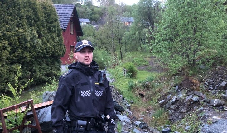 Gjenstanden blei funne i området med jord bak til høgre for politibetjent Sindre Lekven Hallem. (Foto: Kjetil Vasby Bruarøy)