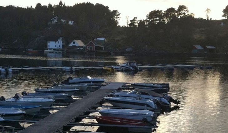 To påhengsmotorar blei stolne frå ei hamn i Forstrønesundet. (Arkivfoto: Kjetil Vasby Bruarøy)