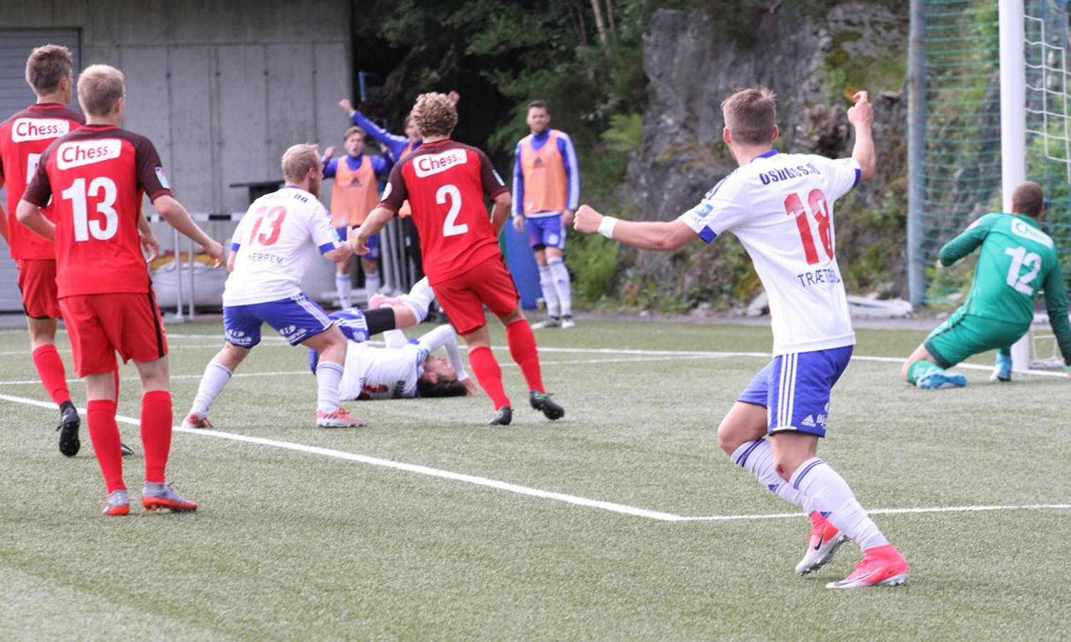 Før Østervold (liggande) brassesparka inn 3-3 (foto: Andris Hamre)