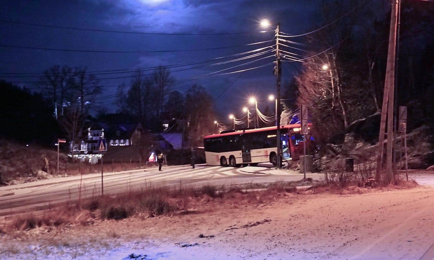 Bussen blokkerer Mobergsbakken rett over avkøyrsla til Midtskogvegen. (Foto:Kjetil Bruarøy)