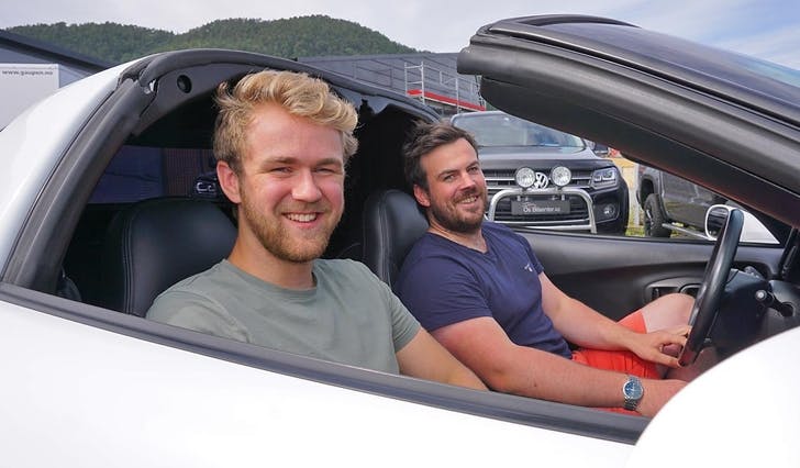 Mathias Nystad (t.v.) trivst med høgt tempo hos Daniel Grape sitt bilsenter. (Foto: Kjetil Vasby Bruarøy)
