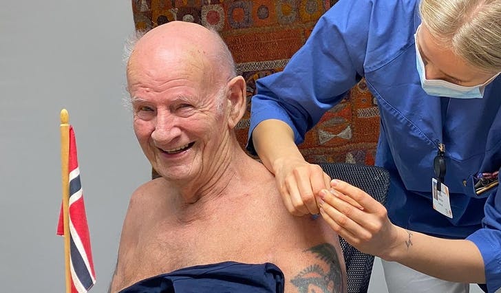 Her blir Knut Egil Fredriksen (84) historisk som første mottakar av korona-vaksinen i Os. (Foto: Kjetil Osablod Grønvigh)