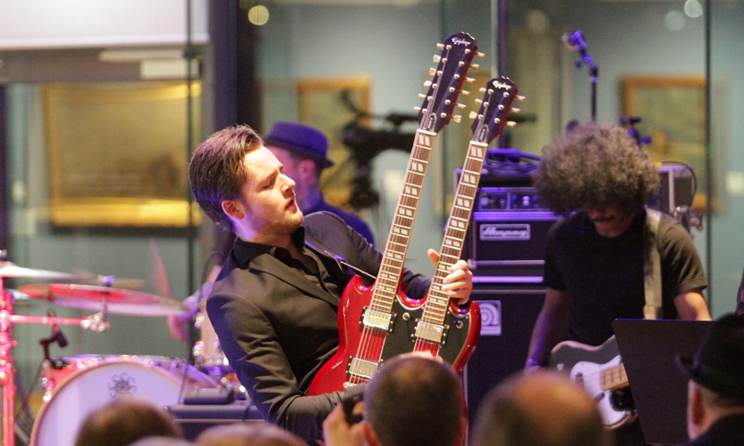 På dobbelneck gitar (foto: AH)