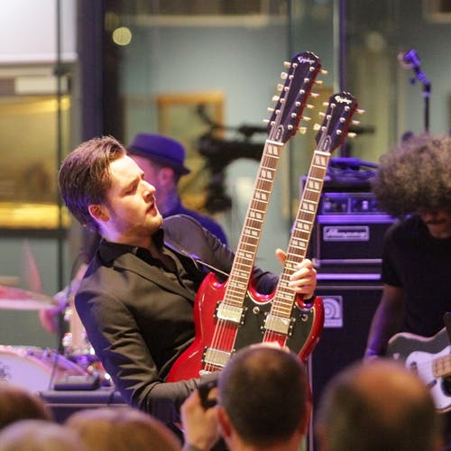 På dobbelneck gitar (foto: AH)